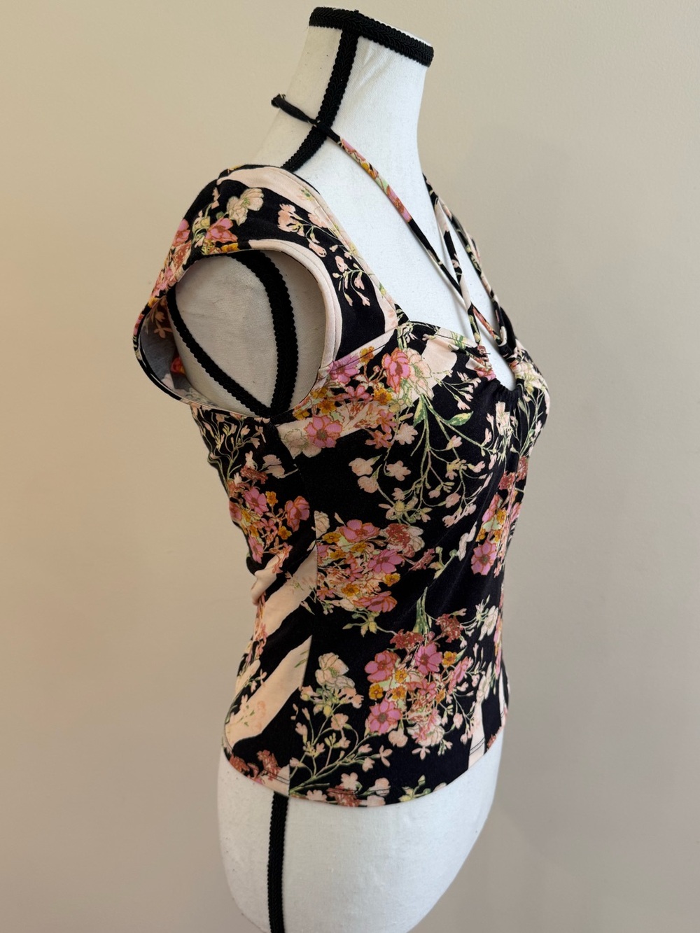 Guess - Floral Strappy Keyhole Women’s Top in Black and Pink size Small - Picture 2 of 5